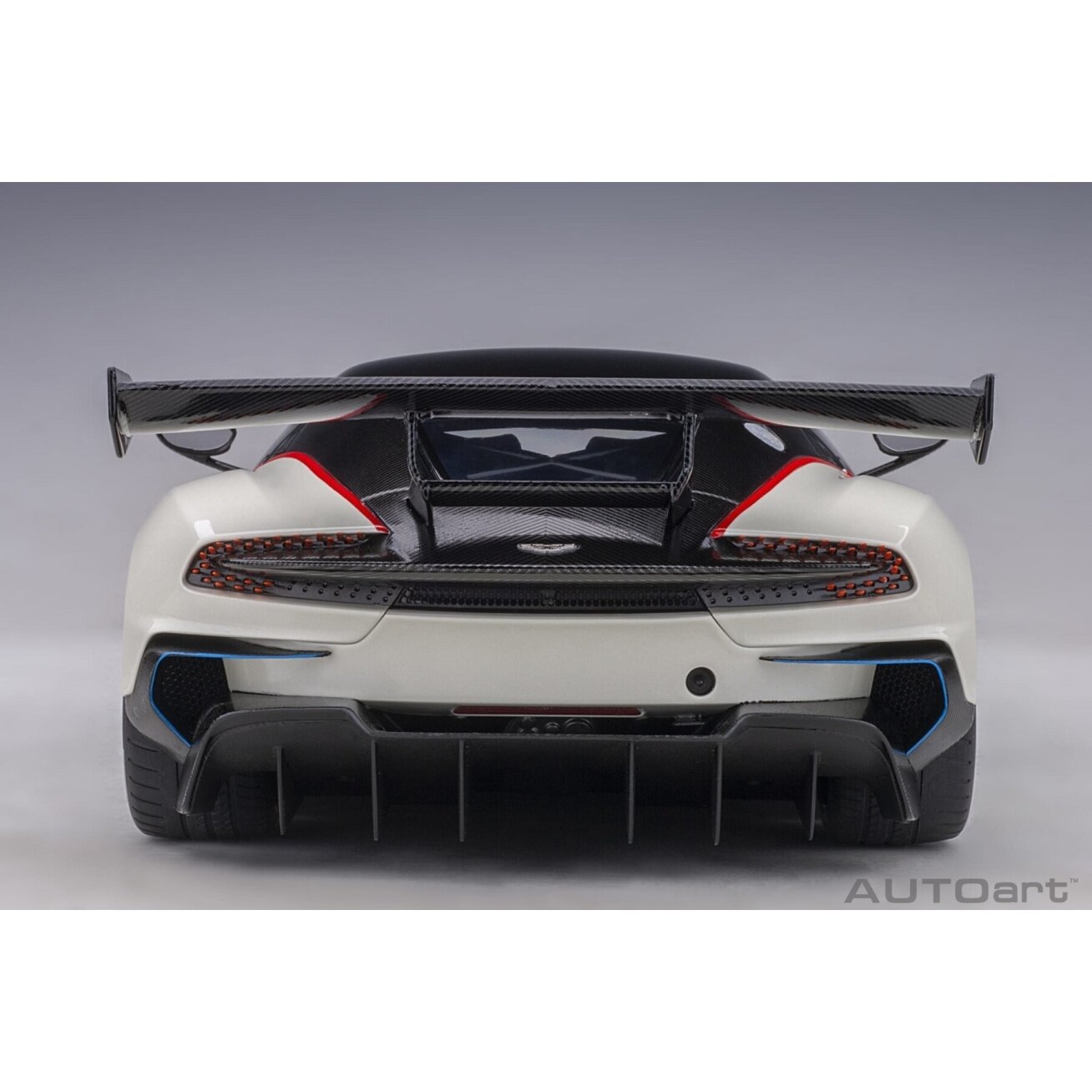 Aston Martin Vulcan, 2015 - 1:18 AutoArt 4