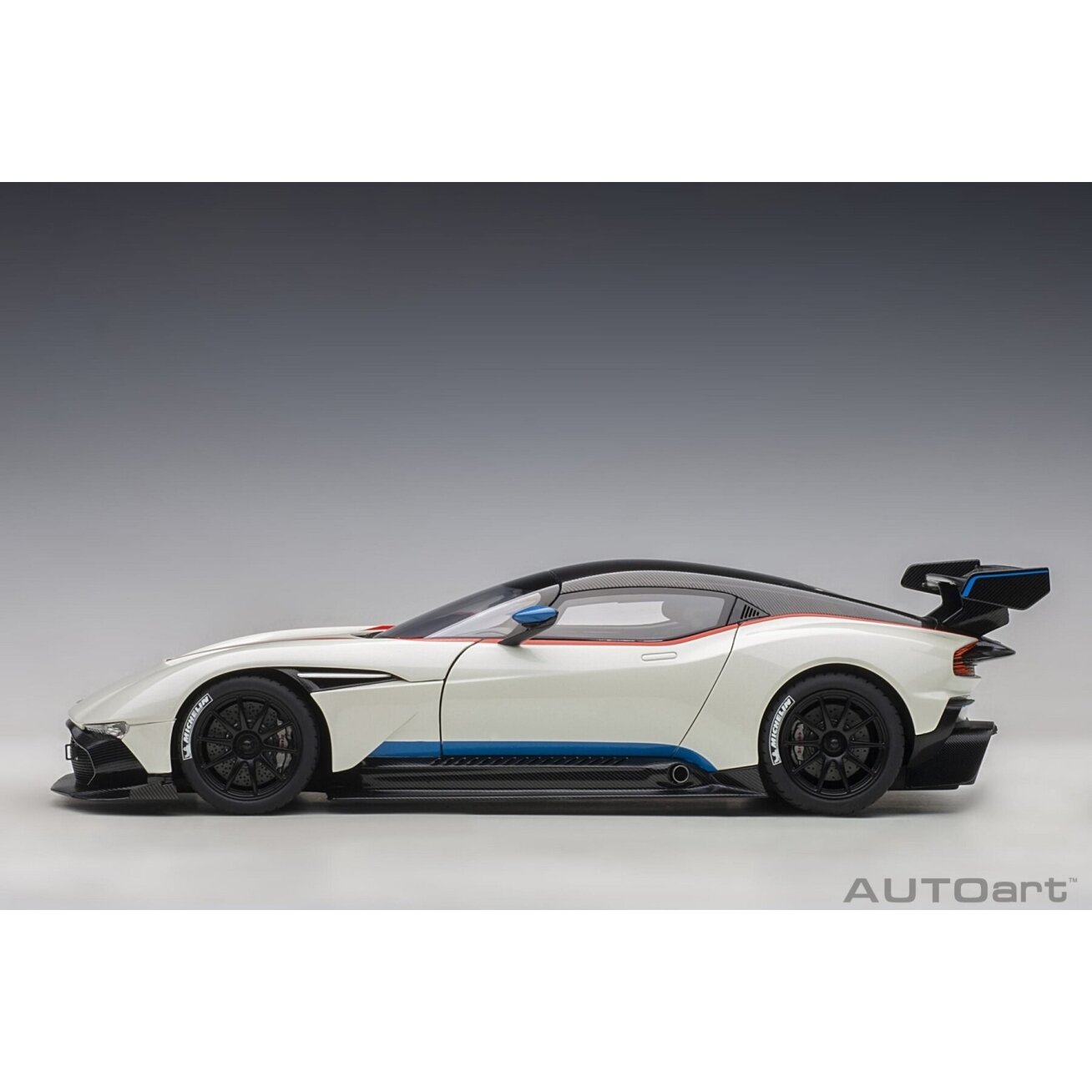Aston Martin Vulcan, 2015 - 1:18 AutoArt 2