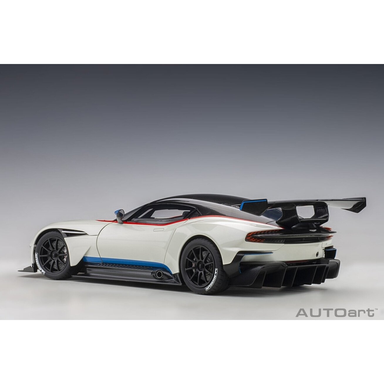 Aston Martin Vulcan, 2015 - 1:18 AutoArt 1