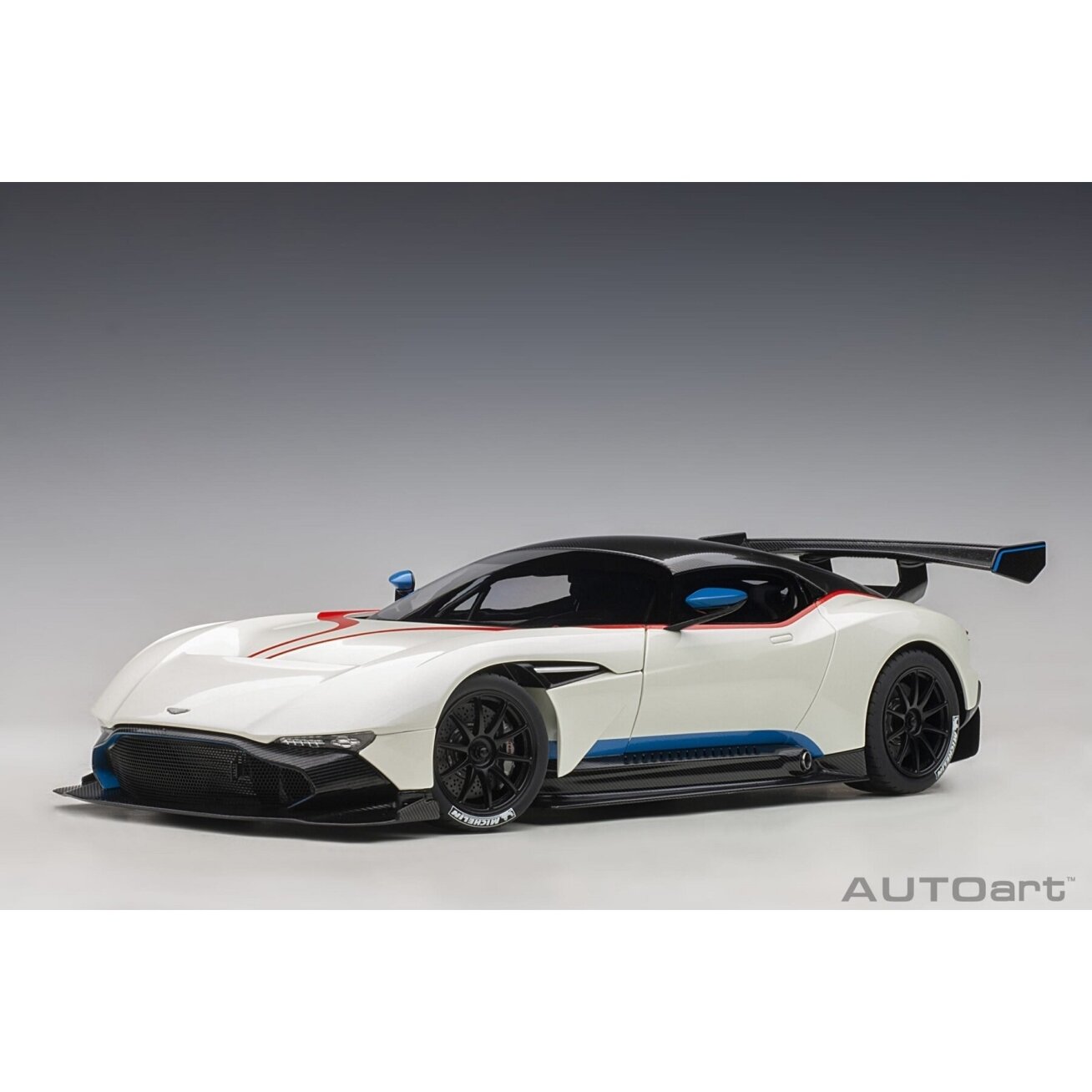 Aston Martin Vulcan, 2015 - 1:18 AutoArt Aston Martin Vulcan, 2015 - 1:18 AutoArt