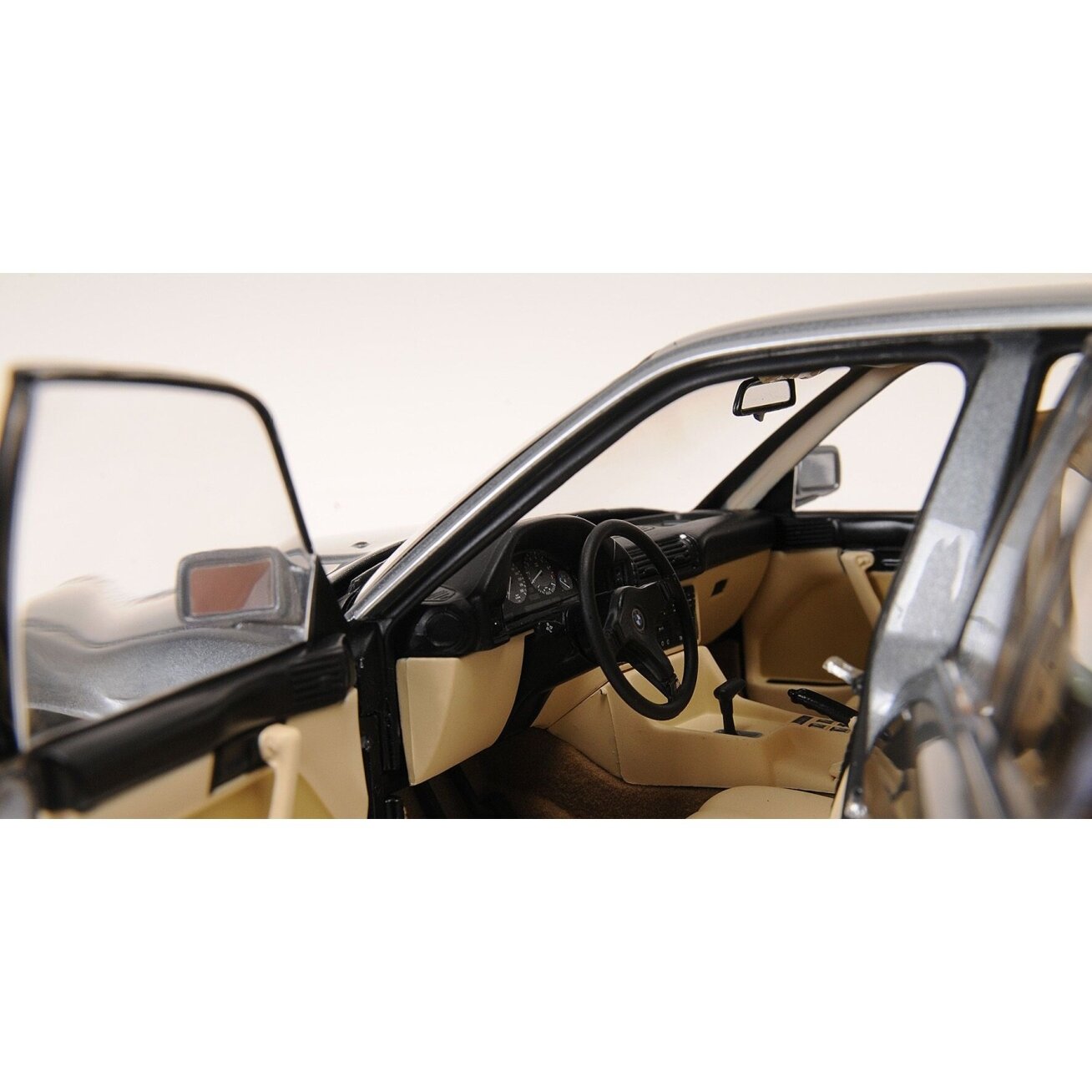 BMW 535I (E34), 1988 - 1:18 Minichamps 4 BMW 535I (E34), 1988 - 1:18 Minichamps 4
