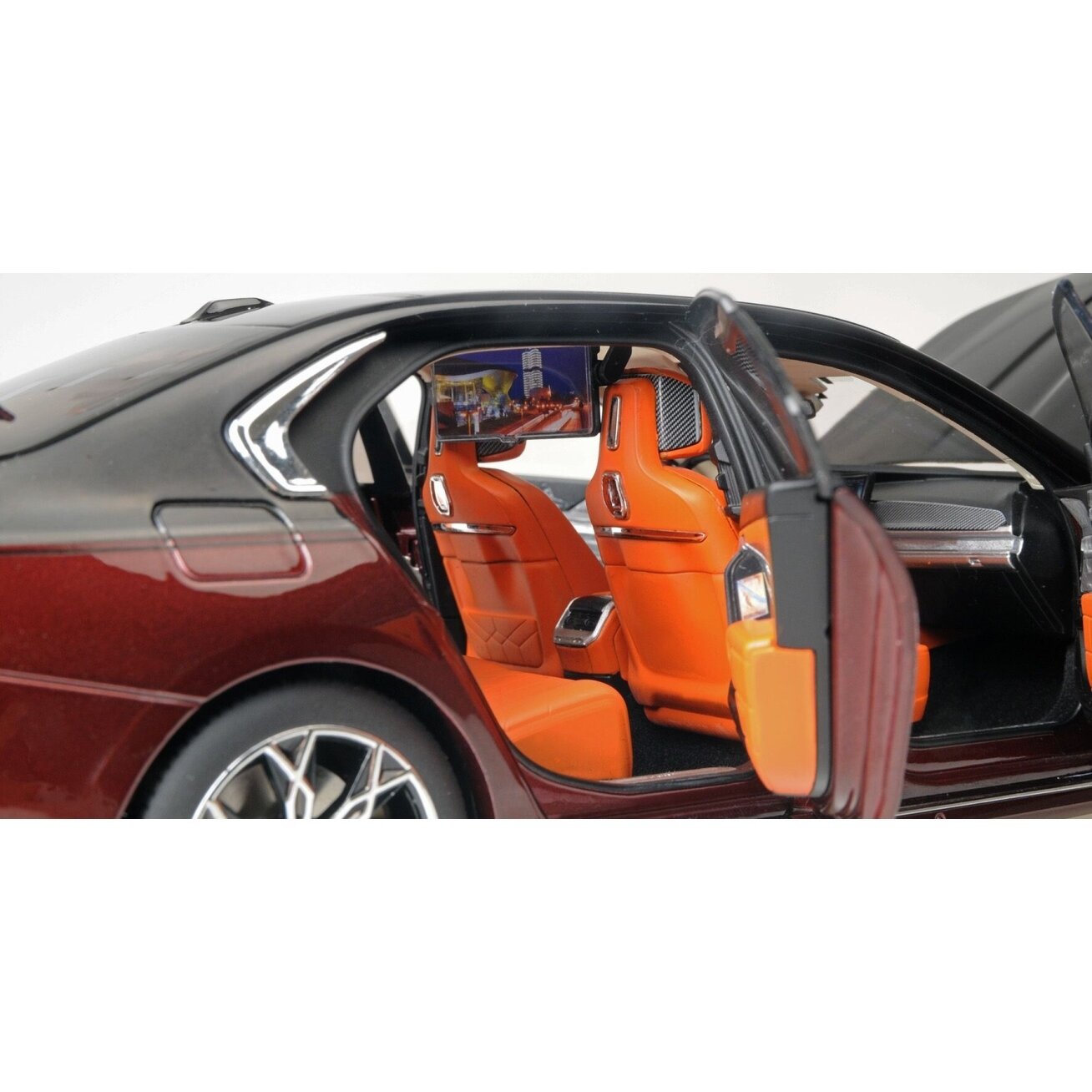 BMW i7 (G70), 2022 - 1:18 Minichamps 6