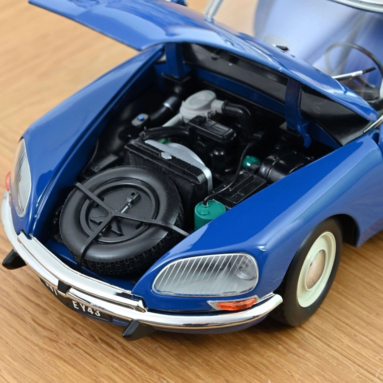 Citroën DS 21 Break, 1970 - 1:18 Norev 4 Citroën DS 21 Break, 1970 - 1:18 Norev 4