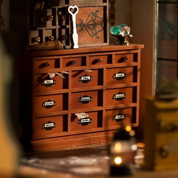 DIY miniature house - Kiki´s Magic Emporium 7