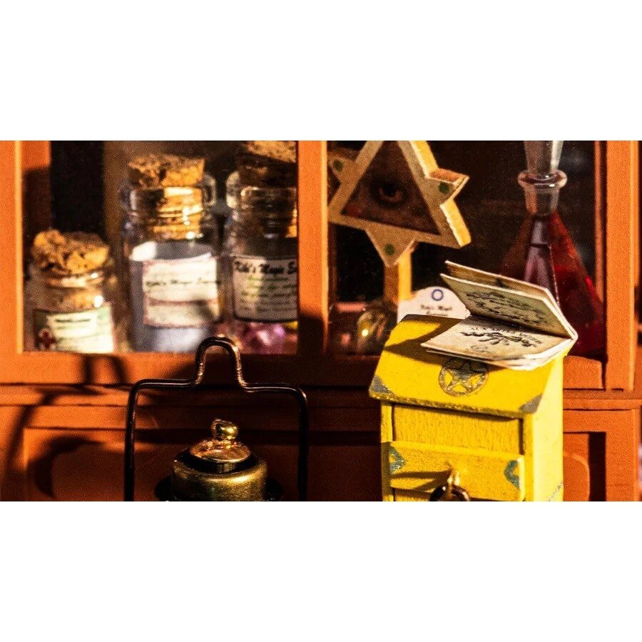 DIY miniature house - Kiki´s Magic Emporium 3