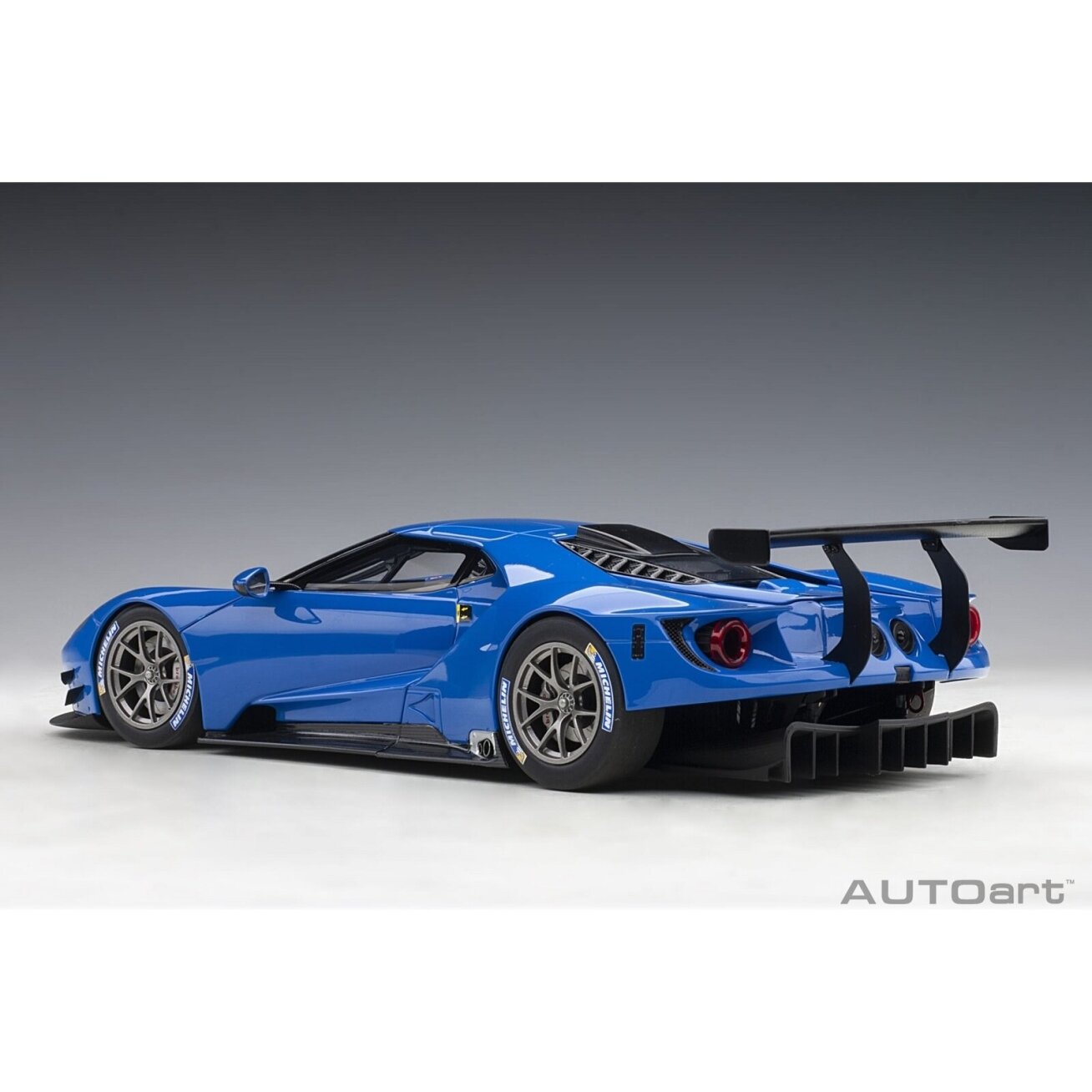 Ford GT Le Mans Plain Body Version, 2018 - 1:18 AutoArt 1