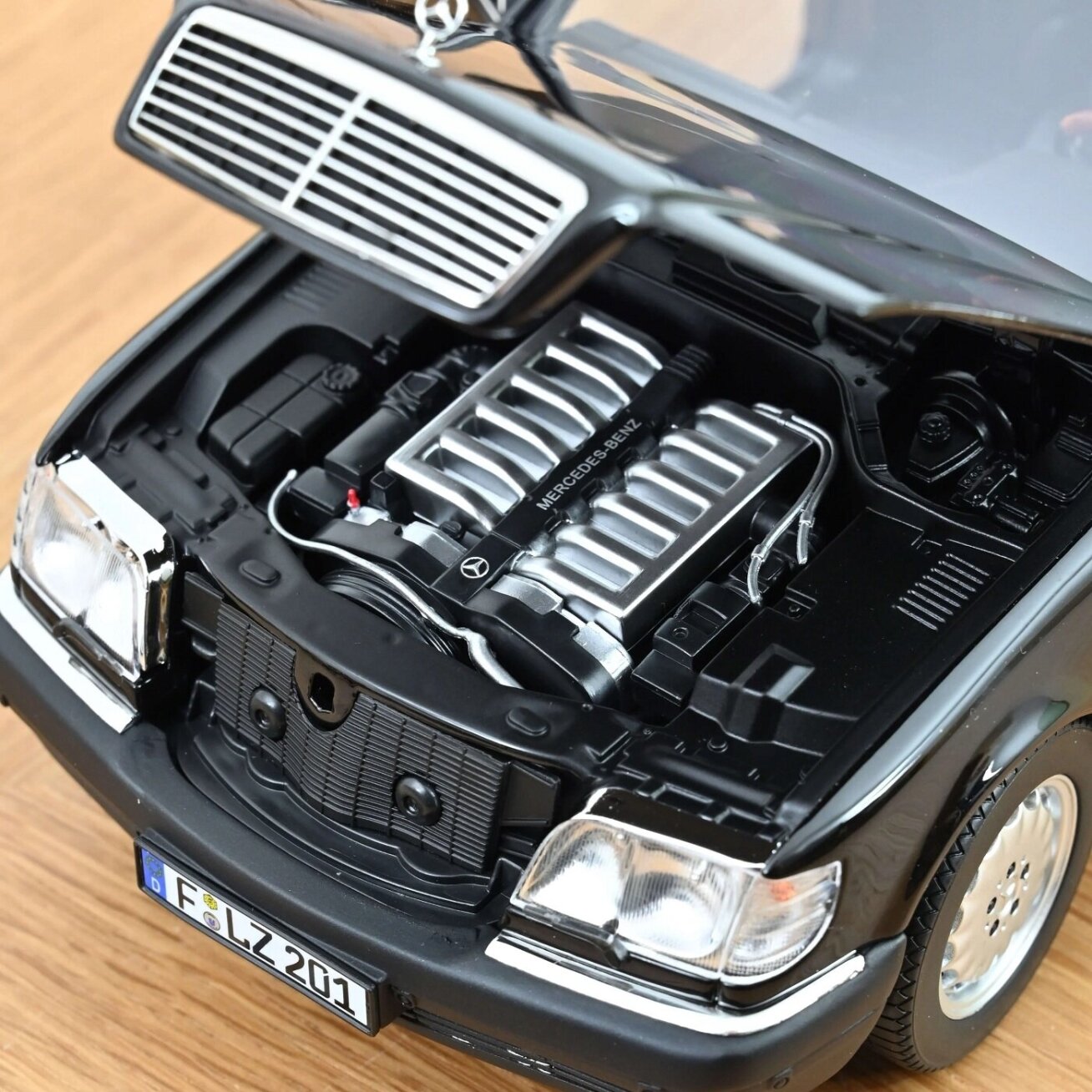 Mercedes-Benz S600 (W140), 1997 - 1:18 Norev 4 Mercedes-Benz S600 (W140), 1997 - 1:18 Norev 4
