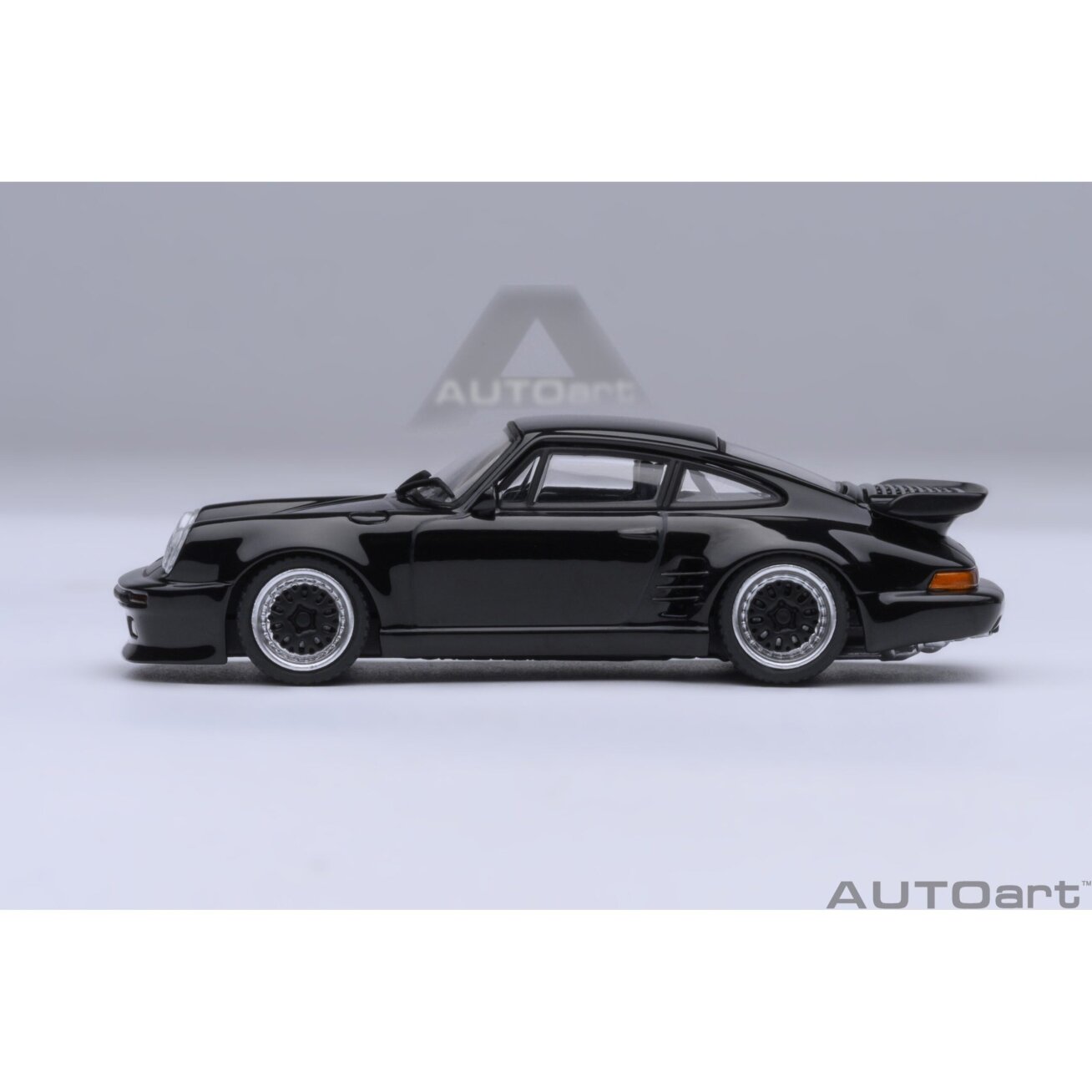 Porsche 911 (930) Turbo Wangan Midnight “Blackbird” - 1:64 AutoArt 2 Porsche 911 (930) Turbo Wangan Midnight “Blackbird” - 1:64 AutoArt 2